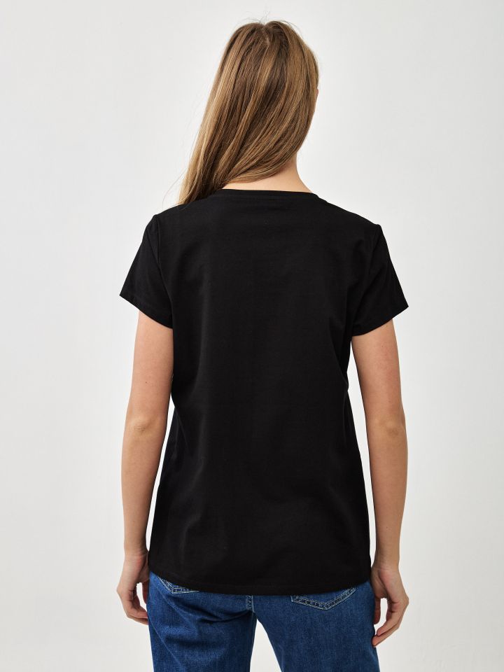 חולצה דפוס שרשרת PROMO בצבע שחור