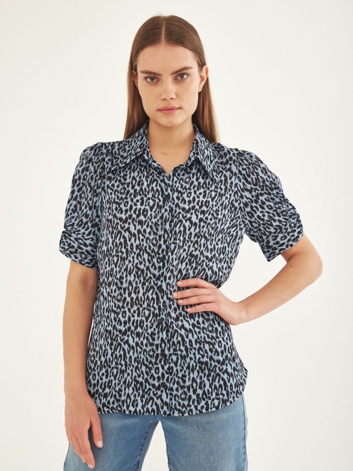 חולצה צוארון דפוס בצבע תכלת