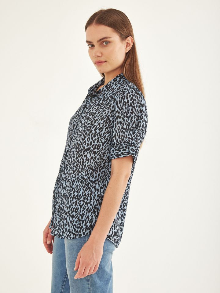 חולצה צוארון דפוס בצבע תכלת