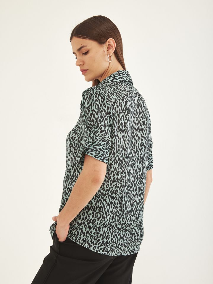 חולצה צוארון דפוס בצבע ירוק