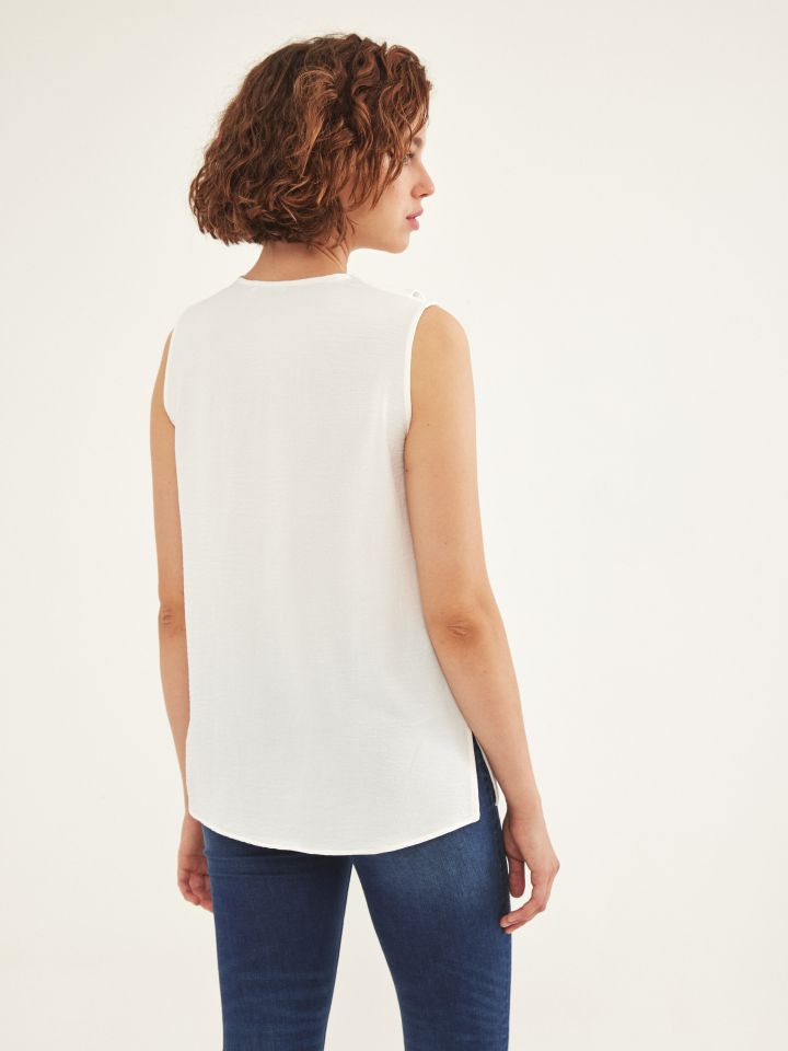 חולצה V צוארון PROMO בצבע אופוויט