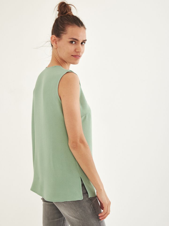 חולצה V צוארון PROMO בצבע ירוק בינוני