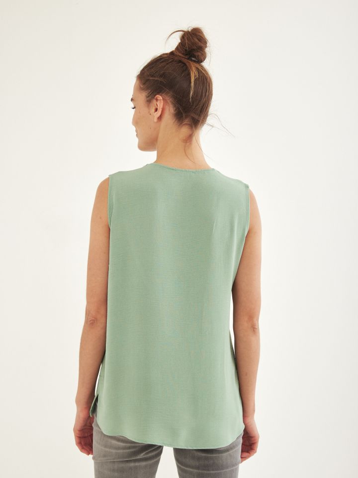 חולצה V צוארון PROMO בצבע ירוק בינוני