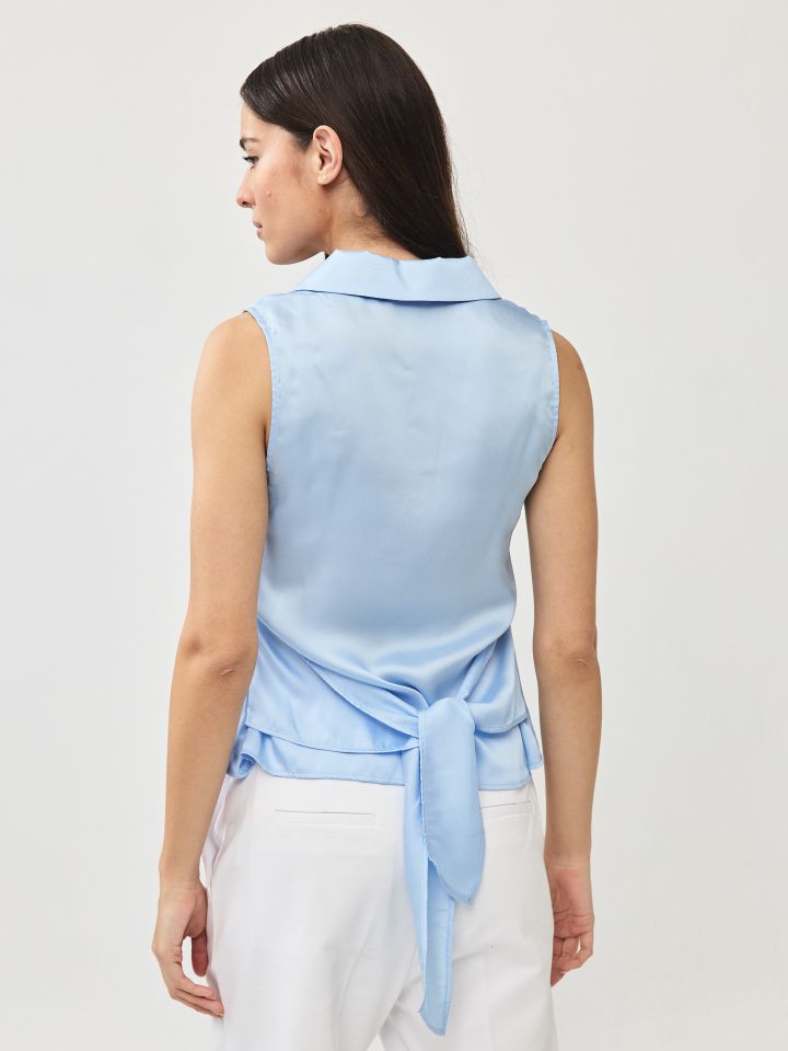 חולצה סטן קשירה בגב בצבע תכלת אורלי