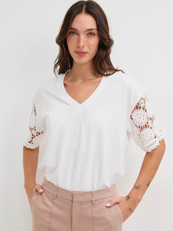 חולצה שרוולי קרושה בצבע אופוויט