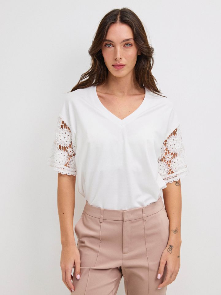 חולצה שרוולי קרושה בצבע אופוויט