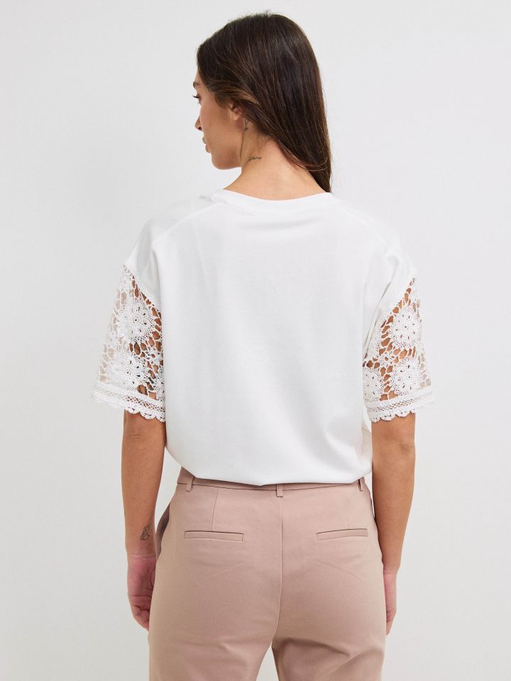 חולצה שרוולי קרושה בצבע אופוויט