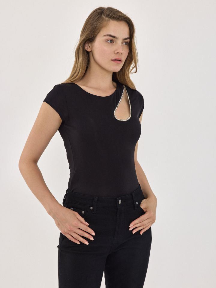 חולצה אמזון פתח אסימטרי דמוי יהלומים בצבע שחור