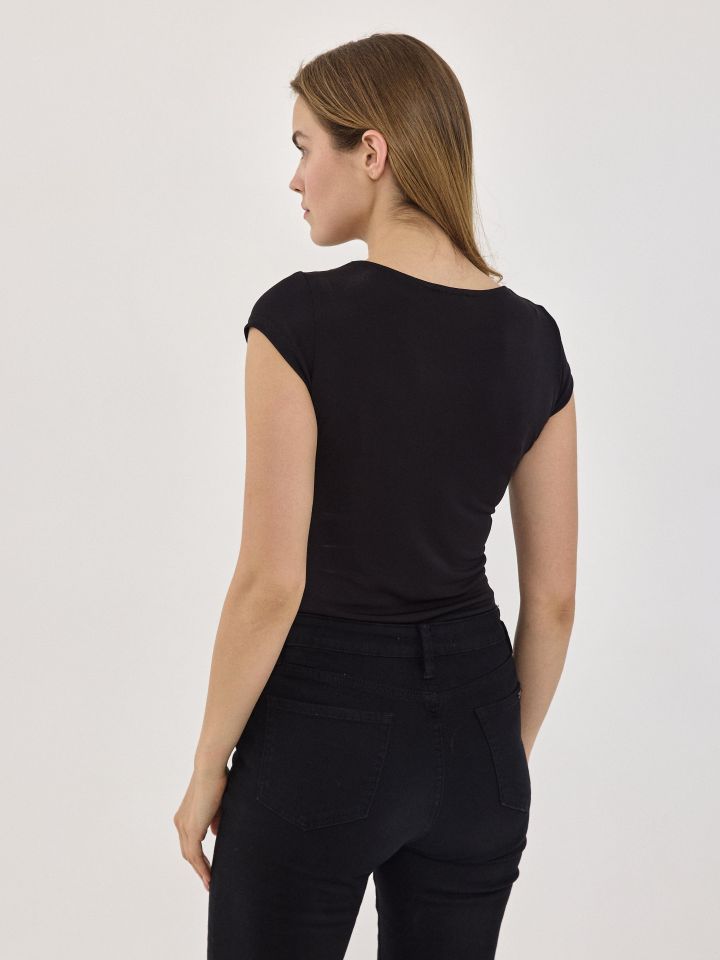 חולצה אמזון פתח אסימטרי דמוי יהלומים בצבע שחור