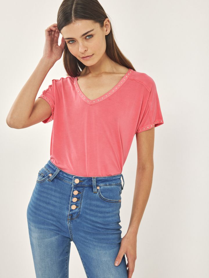 חולצה V ניטים PROMO בצבע ורוד חדש