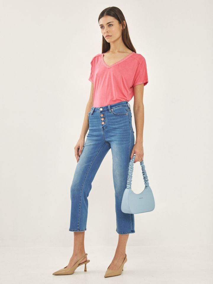 חולצה V ניטים PROMO בצבע ורוד חדש