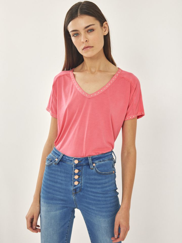 חולצה V ניטים PROMO בצבע ורוד חדש