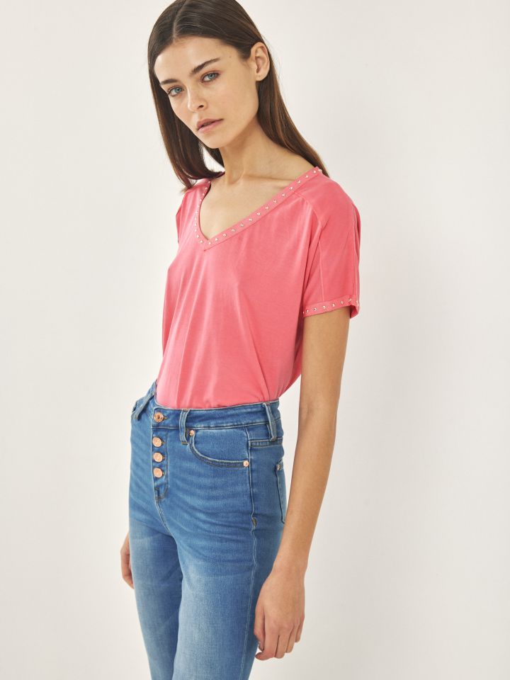 חולצה V ניטים PROMO בצבע ורוד חדש