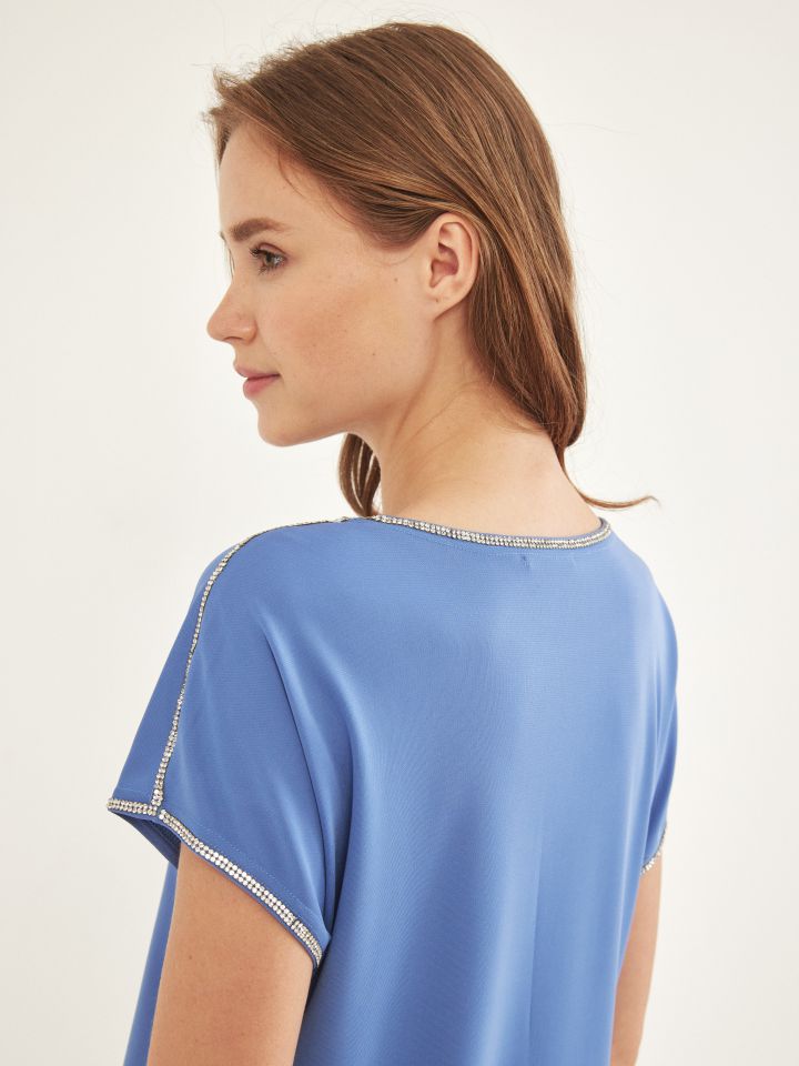 חולצה אמזון יהלומים בצבע כחול ונסה