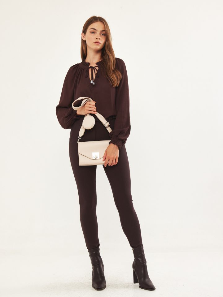 חולצה פתח שרוך חרוזים PROMO בצבע חום