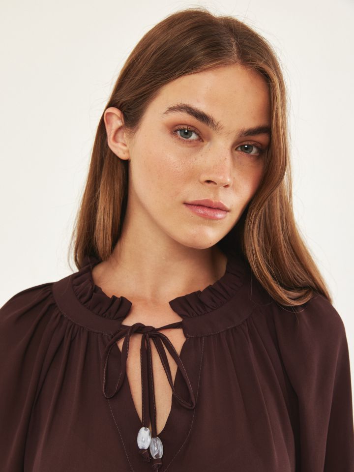 חולצה פתח שרוך חרוזים PROMO בצבע חום