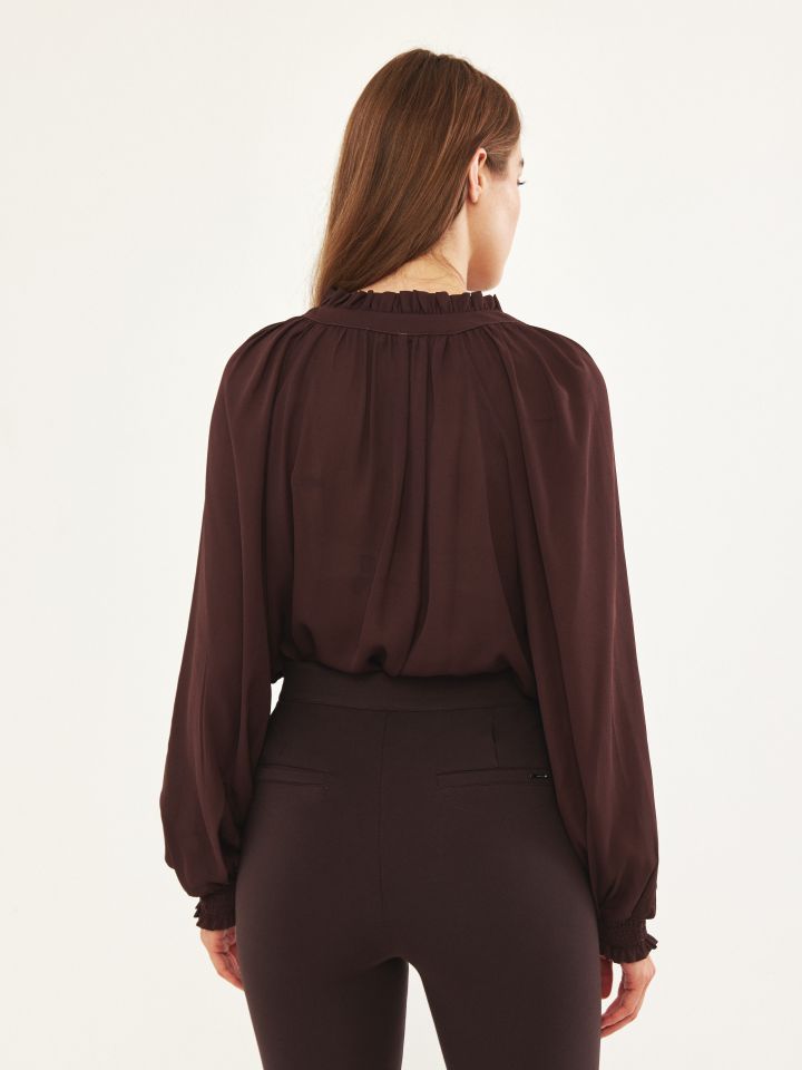 חולצה פתח שרוך חרוזים PROMO בצבע חום