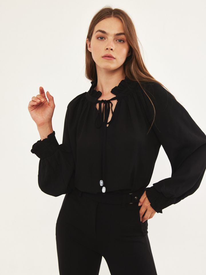 חולצה פתח שרוך חרוזים PROMO בצבע שחור