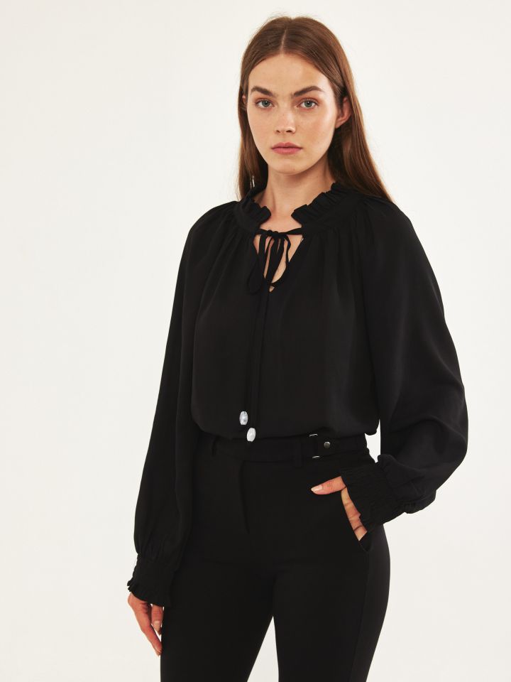 חולצה פתח שרוך חרוזים PROMO בצבע שחור