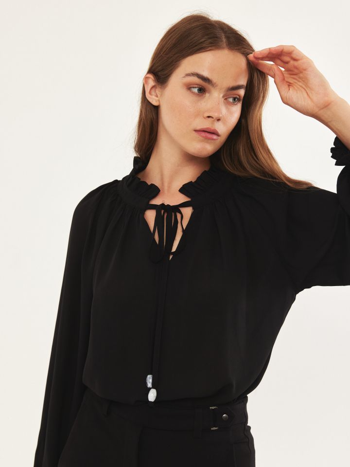 חולצה פתח שרוך חרוזים PROMO בצבע שחור