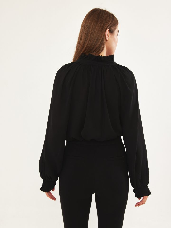 חולצה פתח שרוך חרוזים PROMO בצבע שחור