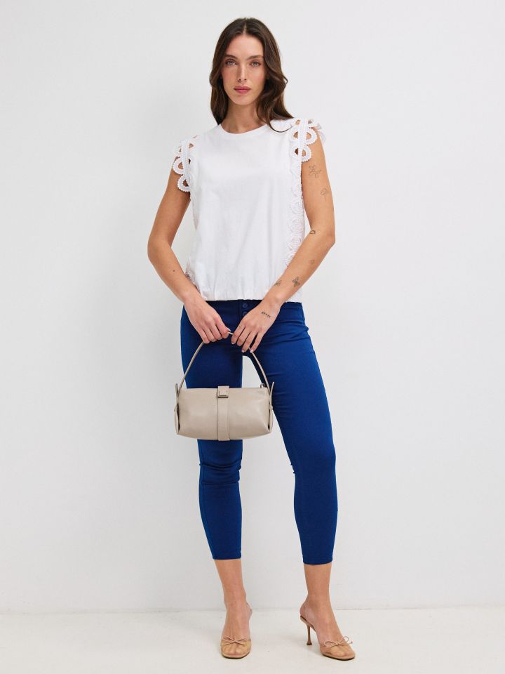 חולצה סרטי קרושה בצבע לבן