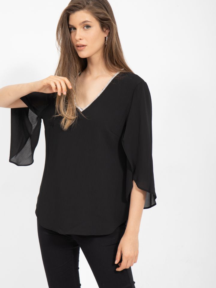 חולצה V שיפון יהלומים בצבע שחור