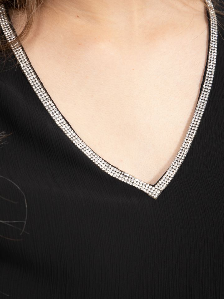 חולצה V שיפון יהלומים בצבע שחור