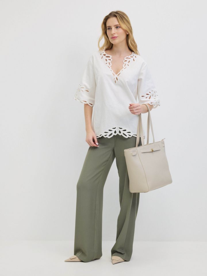 חולצה V ריקמות בצבע אופוויט