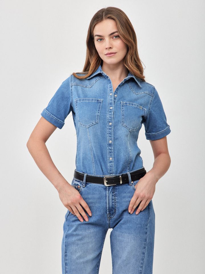 חולצה ג’ינס שרוול קצר בצבע ג’ינס בהיר