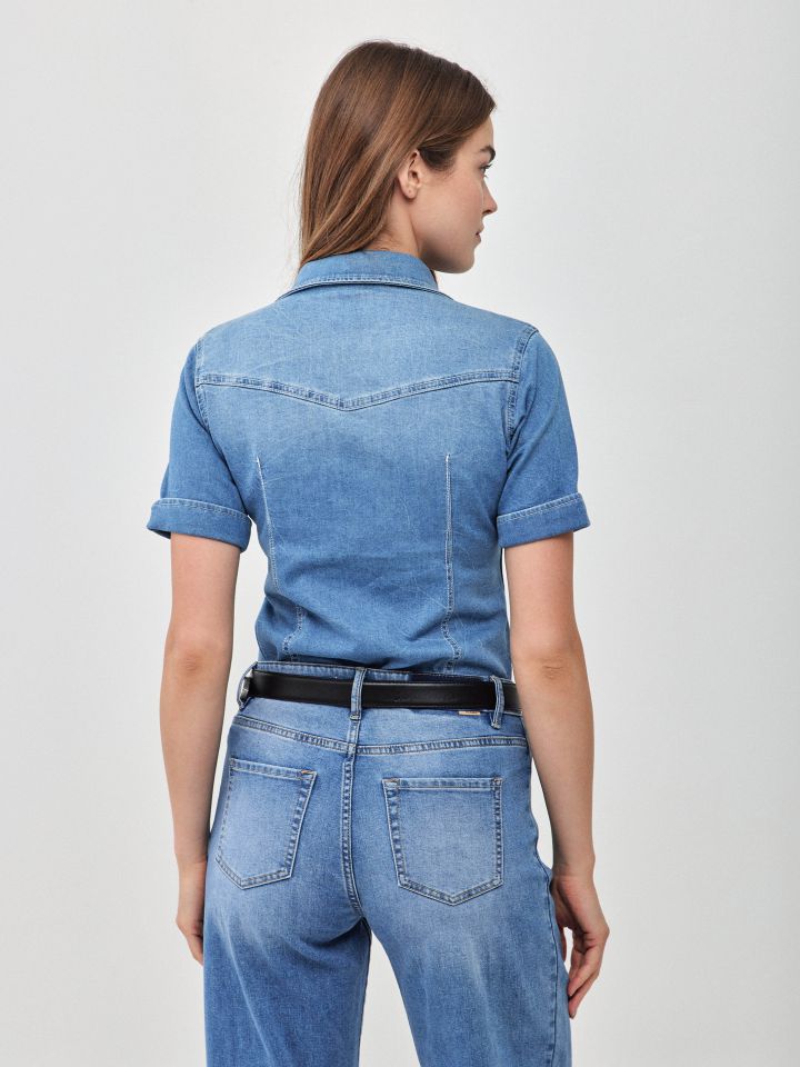 חולצה ג’ינס שרוול קצר בצבע ג’ינס בהיר