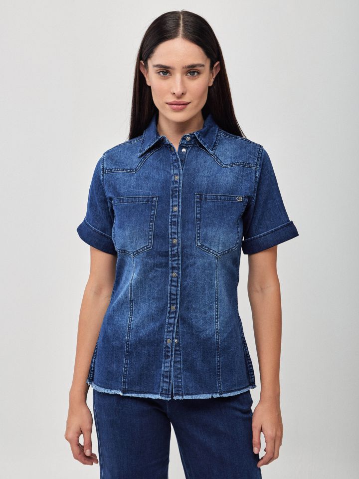 חולצה ג’ינס שרוול קצר בצבע ג’ינס