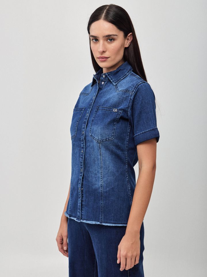 חולצה ג’ינס שרוול קצר בצבע ג’ינס