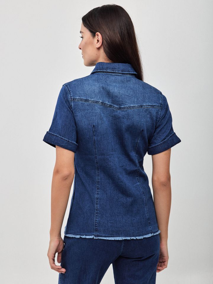 חולצה ג’ינס שרוול קצר בצבע ג’ינס