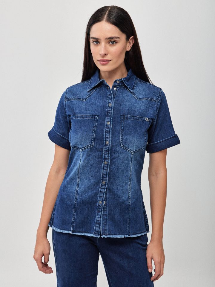 חולצה ג’ינס שרוול קצר בצבע ג’ינס