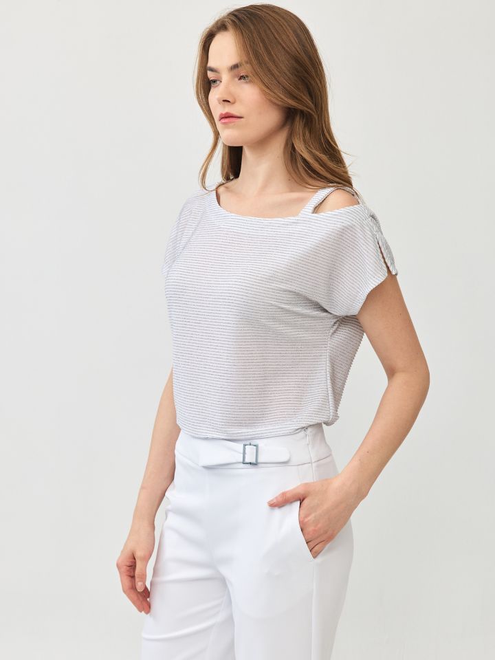 חולצה לורקס פתח בכתף בצבע לבן