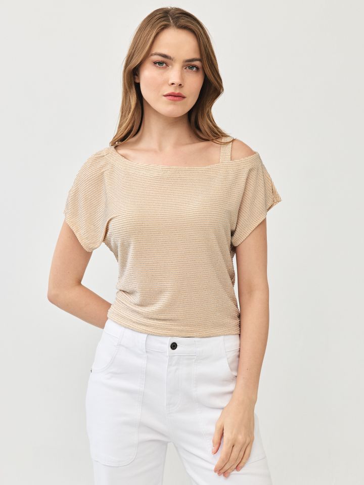 חולצה לורקס פתח בכתף בצבע בייז’