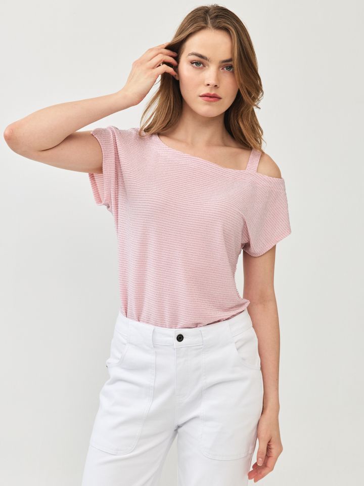 חולצה לורקס פתח בכתף בצבע ורוד