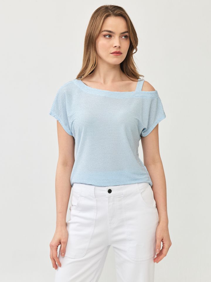 חולצה לורקס פתח בכתף בצבע תכלת