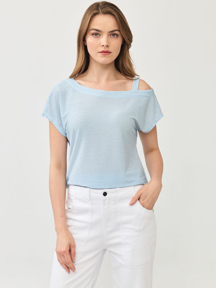 חולצה לורקס פתח בכתף בצבע תכלת