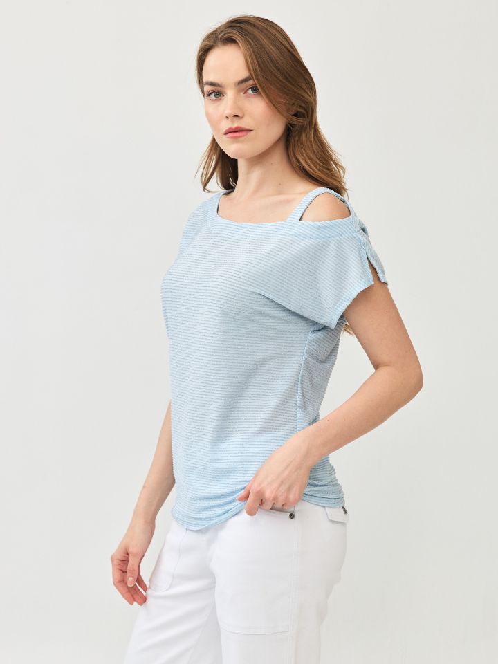 חולצה לורקס פתח בכתף בצבע תכלת