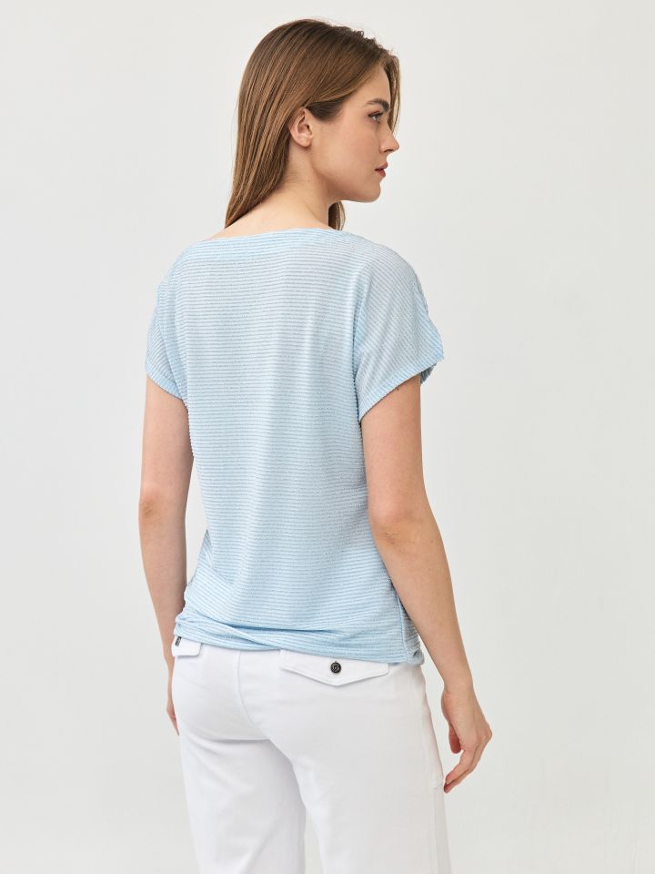 חולצה לורקס פתח בכתף בצבע תכלת