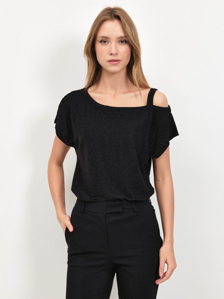 חולצה לורקס פתח בכתף בצבע שחור