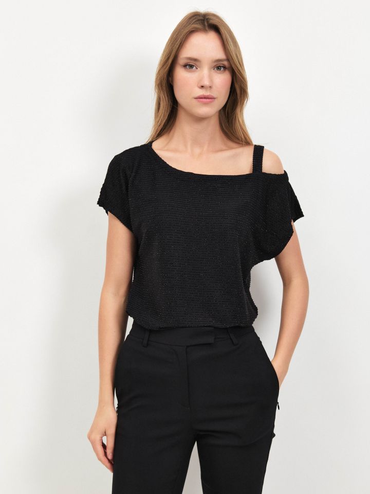 חולצה לורקס פתח בכתף בצבע שחור