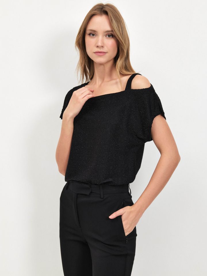 חולצה לורקס פתח בכתף בצבע שחור