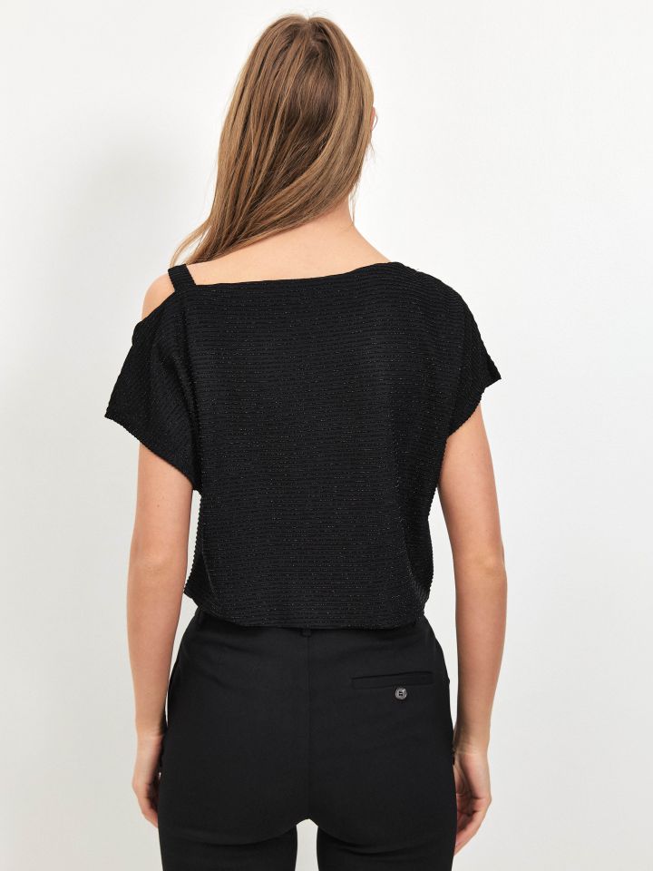 חולצה לורקס פתח בכתף בצבע שחור