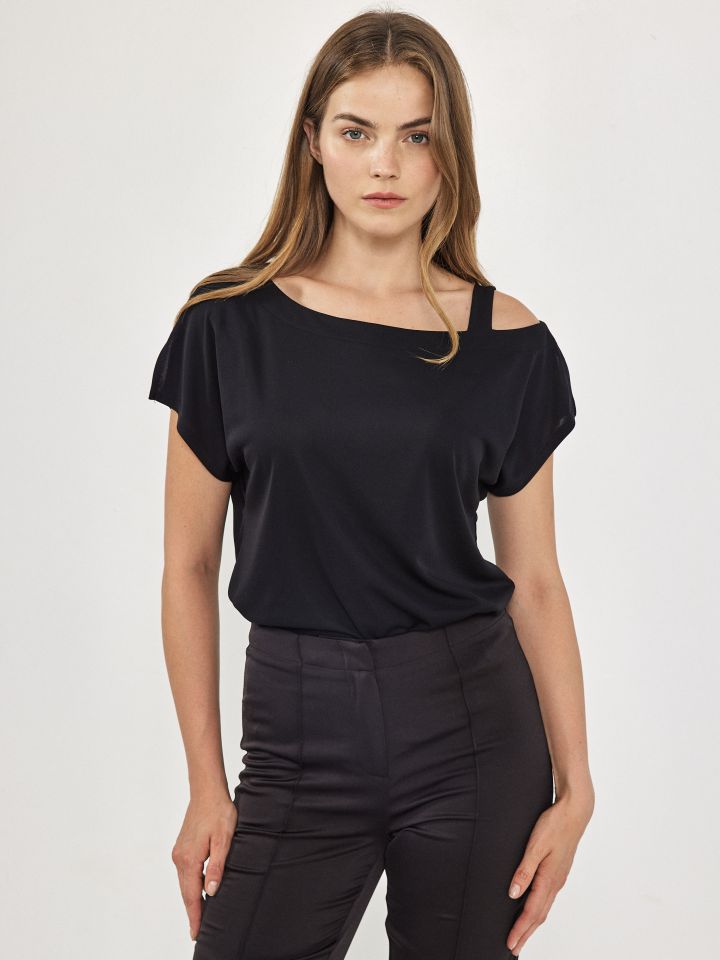 חולצה אמזון פתח בכתף בצבע שחור