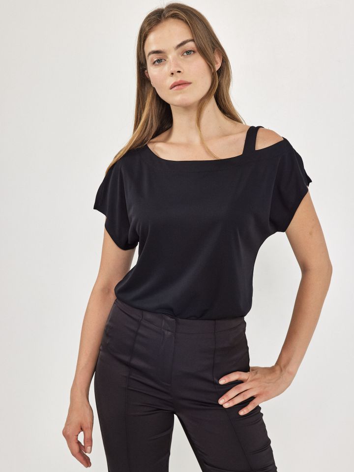 חולצה אמזון פתח בכתף בצבע שחור