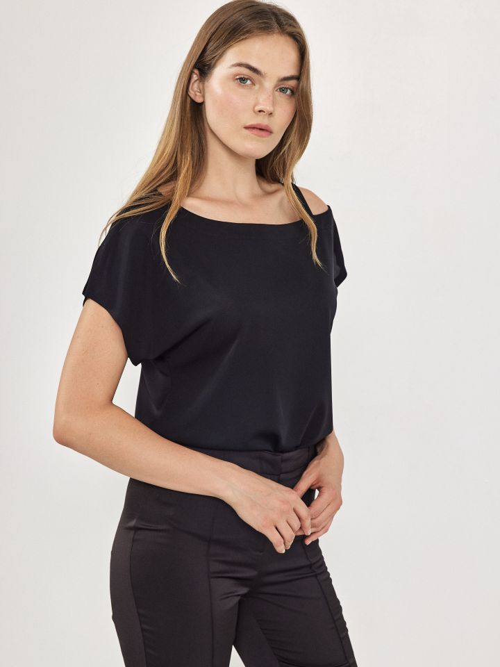 חולצה אמזון פתח בכתף בצבע שחור