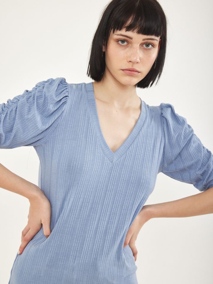 חולצה V כיווץ בשרוול PROMO בצבע תכלת